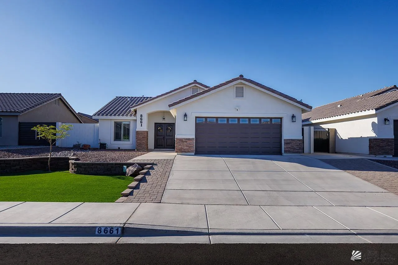 3 bed, 2.0 bath, 1304 sqft, $2,400 — Photo 1