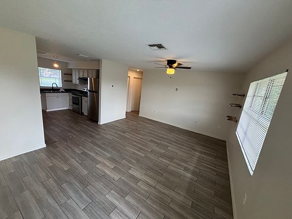 4th image of 801 SE 8th Pl APT A