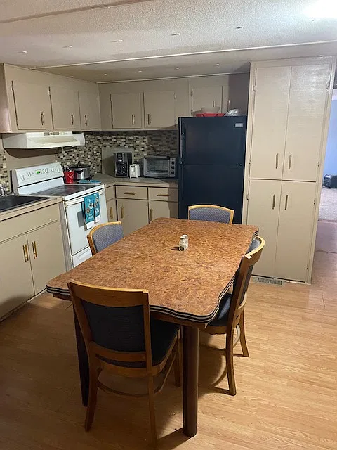 3 bed, 2200 sqft, $2,400 — Photo 2