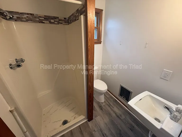 1514 E 1st St — Photo 9