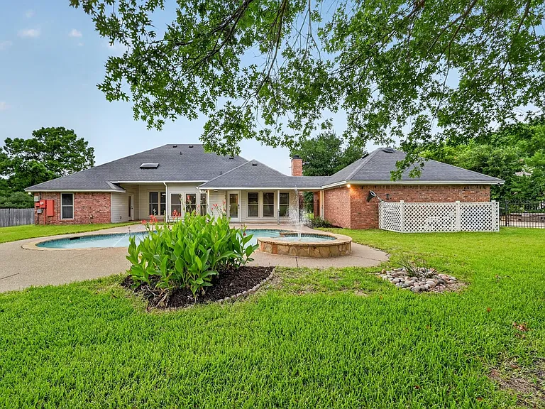 909 San Saba Dr — Photo 12