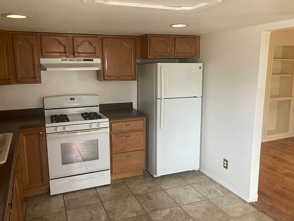 4th image of 644 E 2nd St
