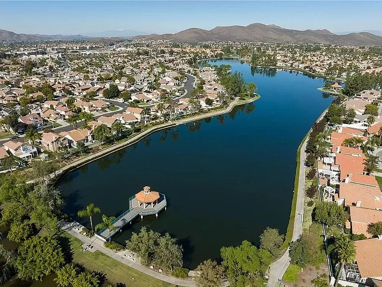 Shoreline Dr — Photo 1