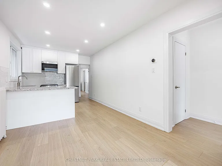 54 McNairn Ave #UPPER — Photo 8