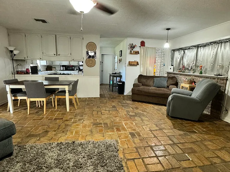 1209 N Polk St — Photo 9