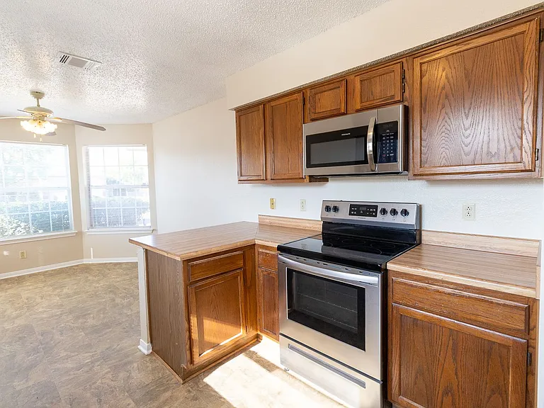 2701 Woodlands Dr — Photo 6