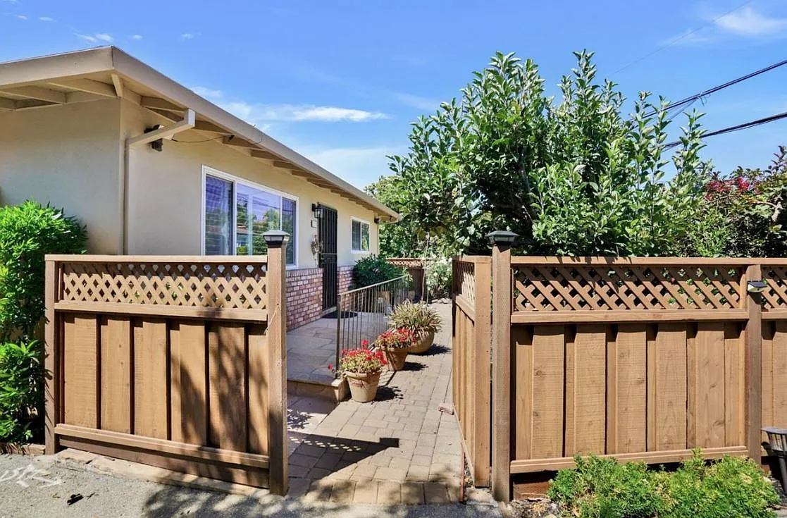 124 Oakwood Dr — Photo 2