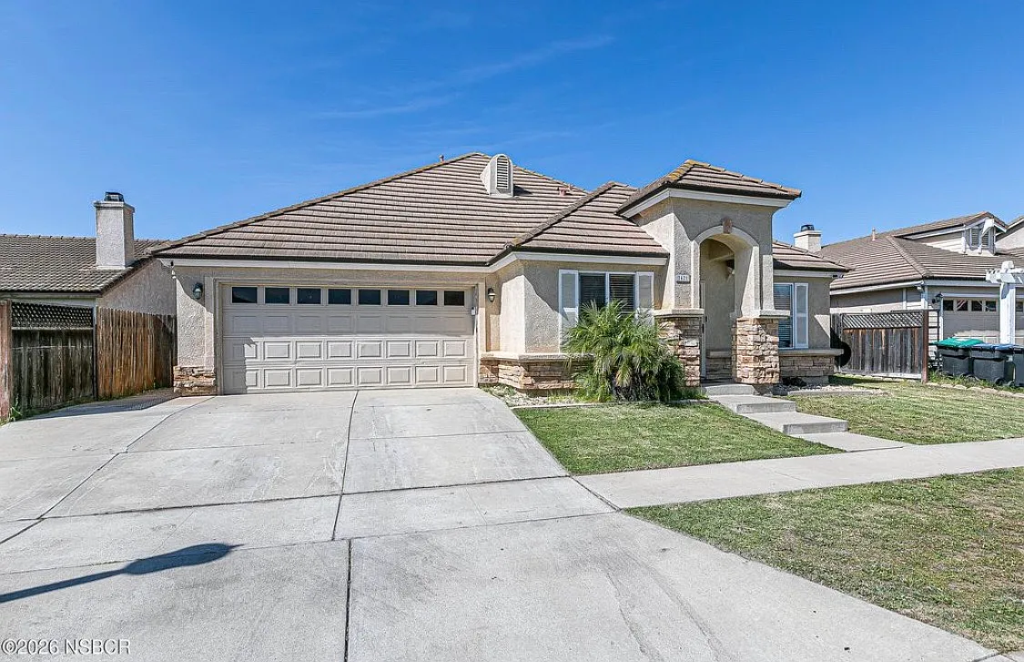 5 bed, 2212 sqft, $5,200 — Photo 2