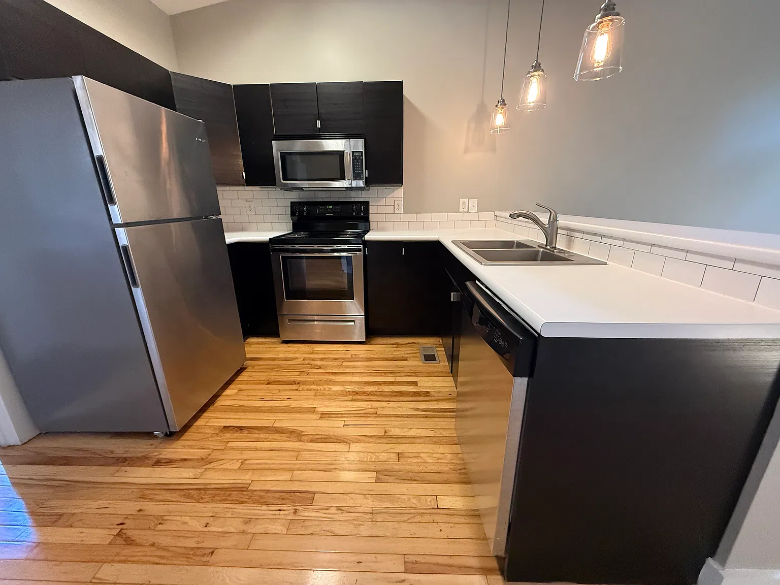 2 bed, 900 sqft, $1,800 — Photo 3