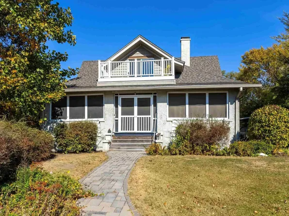 635 21st St, Bettendorf, IA 52722