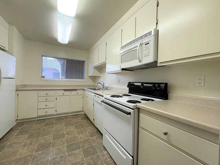 2522 Clairemont Dr #303 — Photo 5