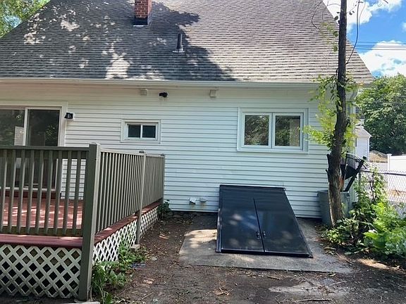 5th image of 721 Blossom St