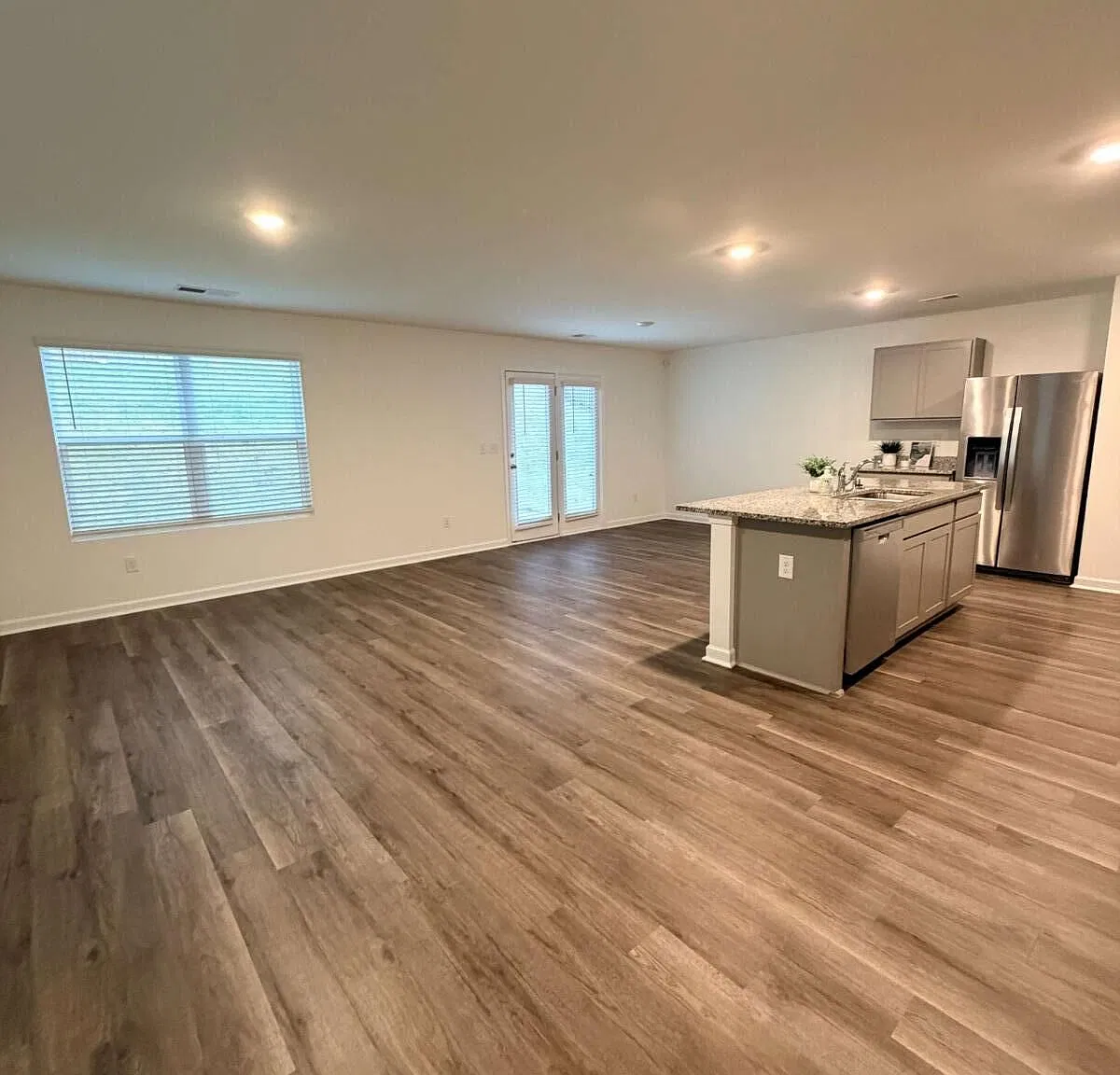 4 bed, 2.5 bath, 1929 sqft, $1,999 — Photo 3