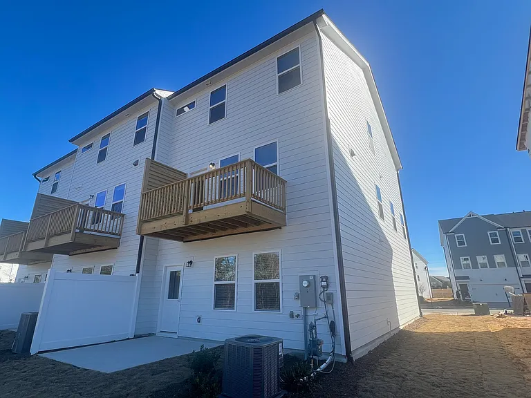 2848 Farmhouse Dr — Photo 2