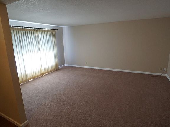 5th image of 915 Greenwich Dr
