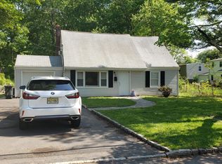 20 Woodcrest Dr, Livingston, NJ 07039