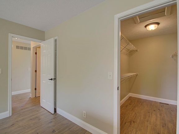 3rd image of 10762 Gleneagle Dr