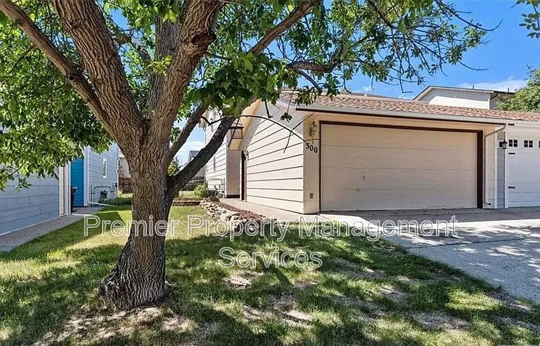 300 Aristocrat Dr — Photo 13