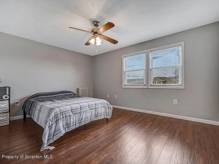 2725 Cedar Ave — Photo 25