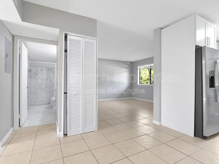 400 Nottingham Cir #D — Photo 5