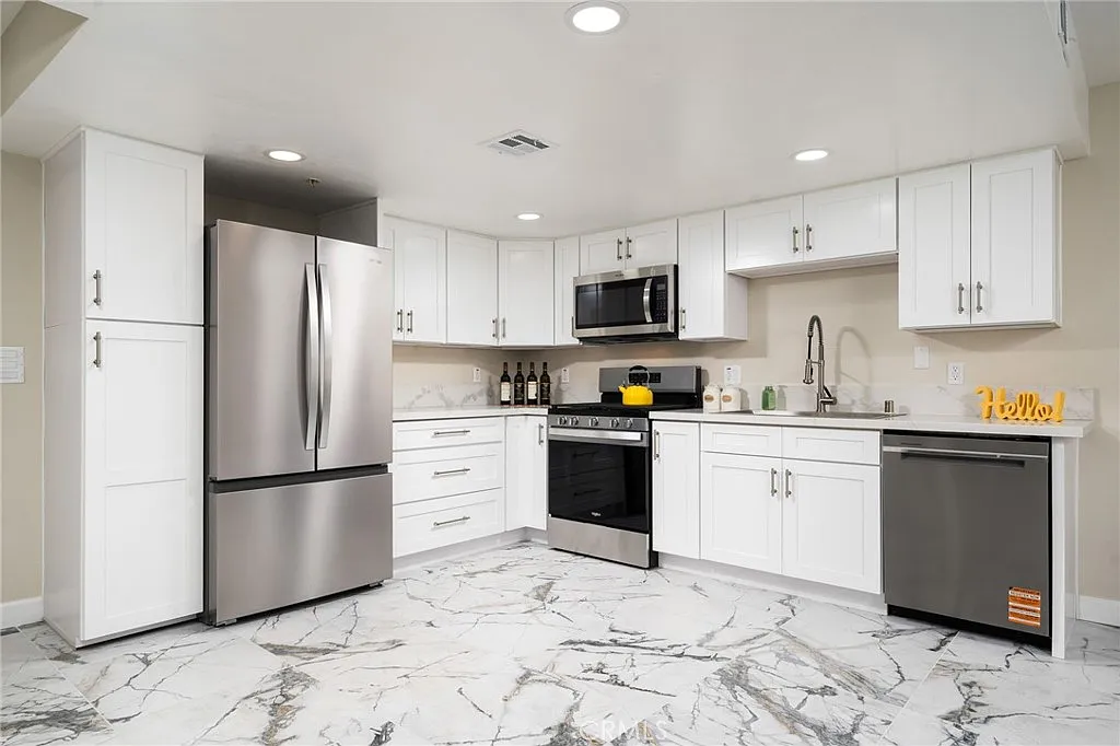 3 bed, 2.5 bath, 1191 sqft, $3,800 — Photo 3