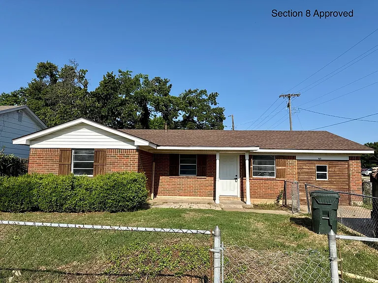 1621 N Christine Dr — Photo 1