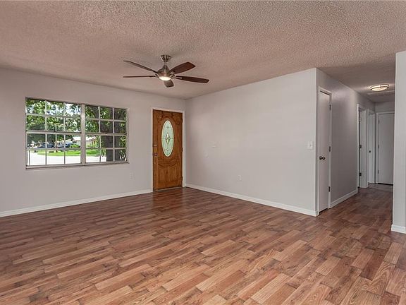 5th image of 802 Cinnamon Dr E