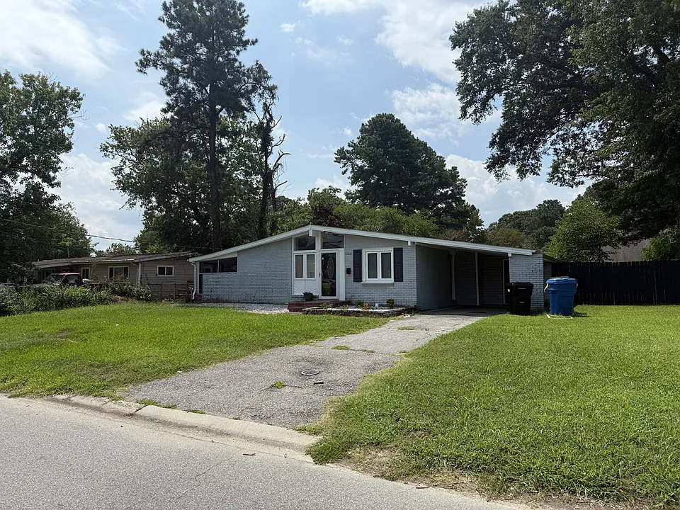 1021 Mineola Dr