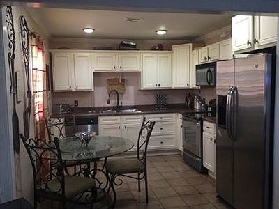 Kitchen. Appliances stay.