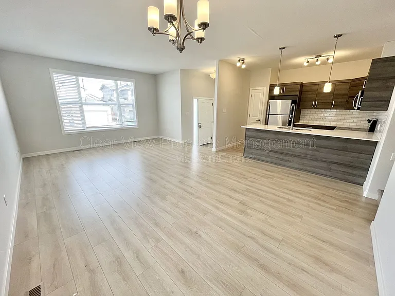 98 Sunridge Blvd W #UPPER LEVEL — Photo 4