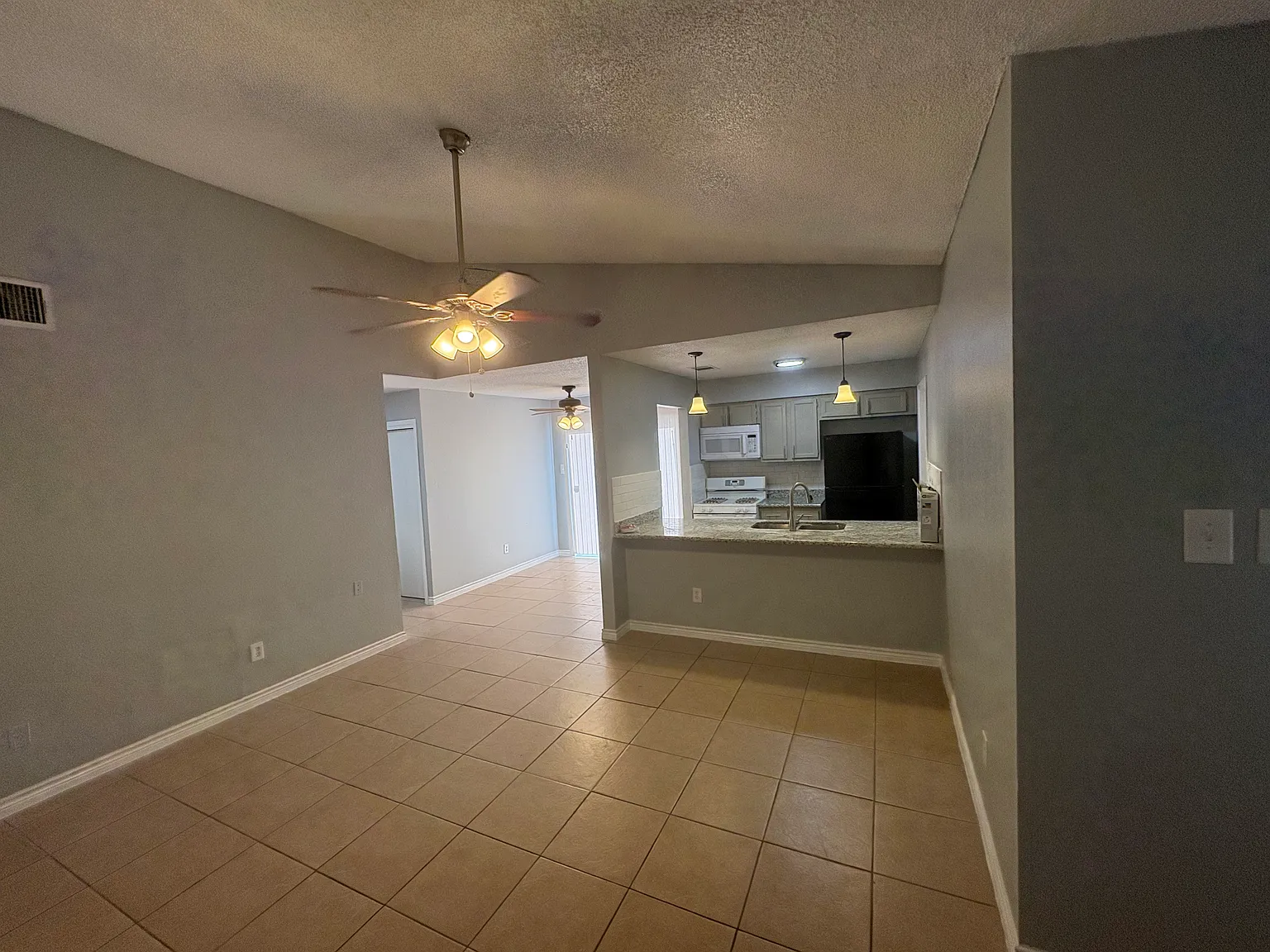 2 bed, 1000 sqft, $1,450 — Photo 2