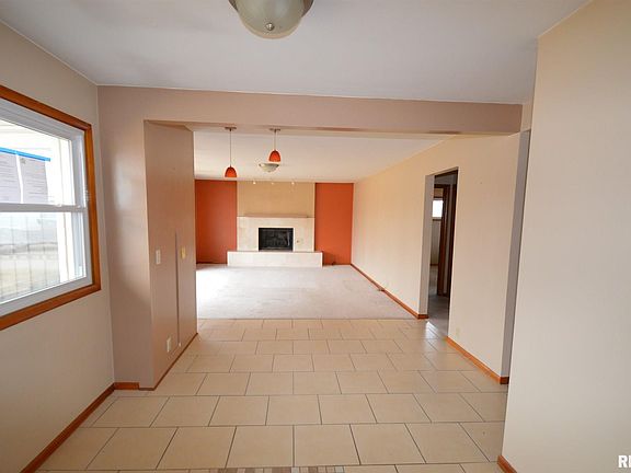 5th image of 3909 N Sterling Ave