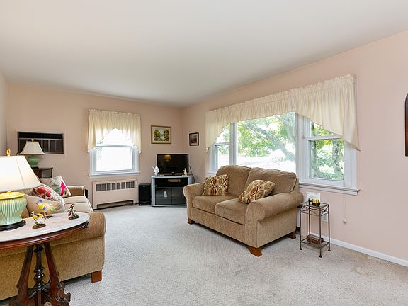 4th image of 8 Wells Ave