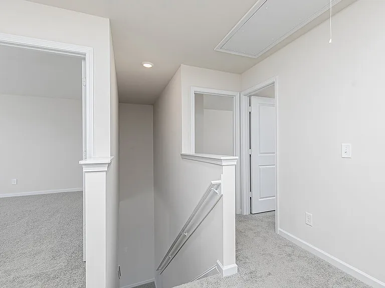 639 Mackenzie Cv — Photo 8