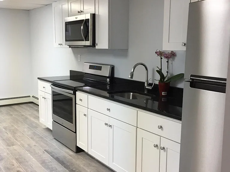 ss appliances, granite counter tops, dinning area w table