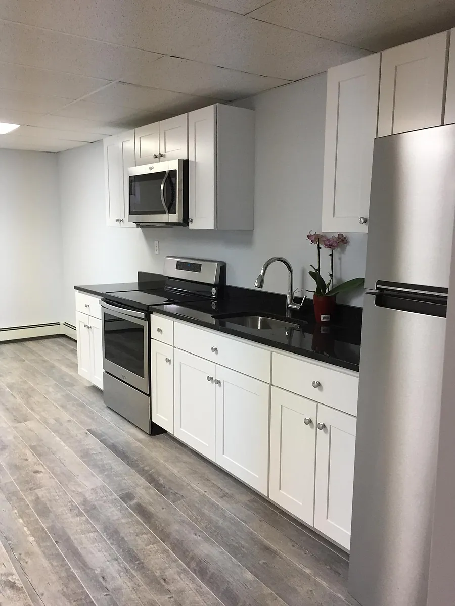ss appliances, granite counter tops, dinning area w table - Mortimer Pl