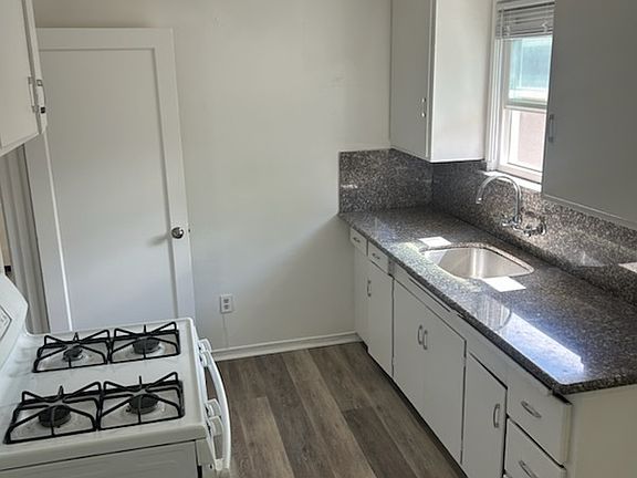 5th image of 2102 9th St #2102
