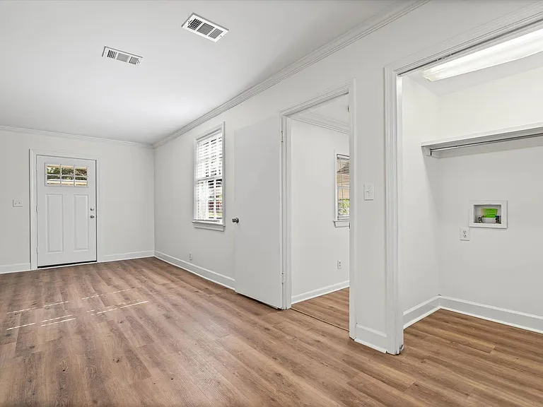 5213 Pineview Ln S — Photo 4