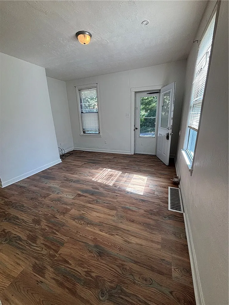12 bed, 1124 sqft, $1,300 — Photo 3