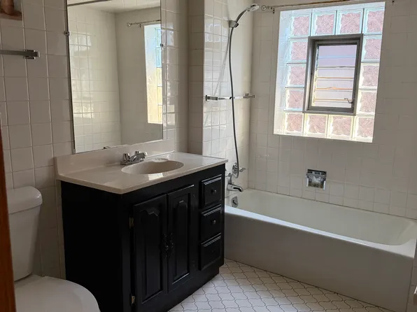 (undisclosed Address), Chicago, IL 60617