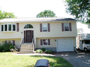 8 Windy Valley Dr, Cumberland, RI 02864