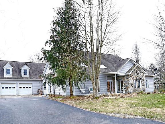 2nd image of 830 River Hill Dr
