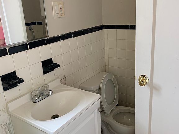 5th image of 2553 Colden Ave #1