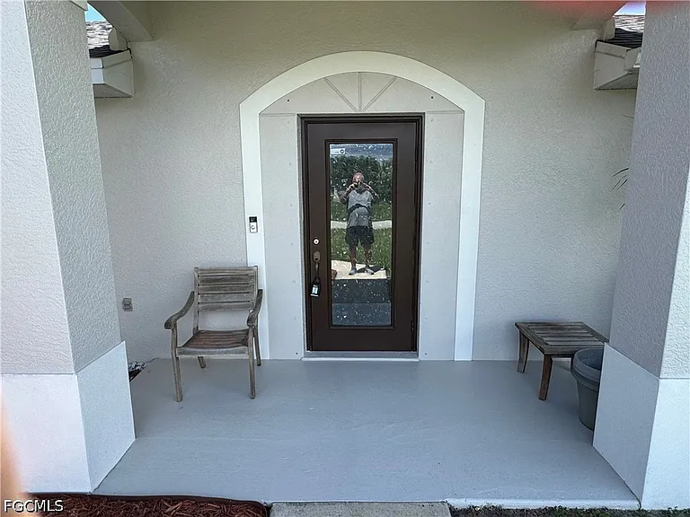 3716 SW 15th Pl — Photo 2