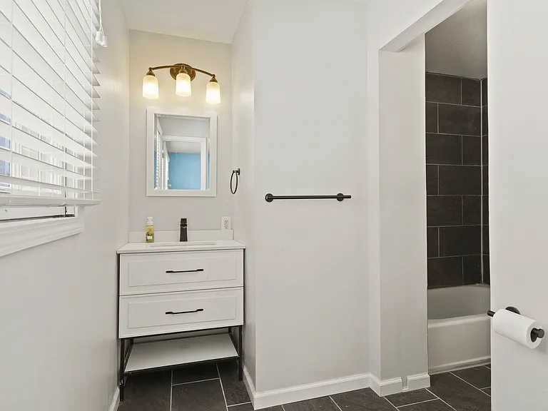 2218 Bluff Blvd — Photo 10