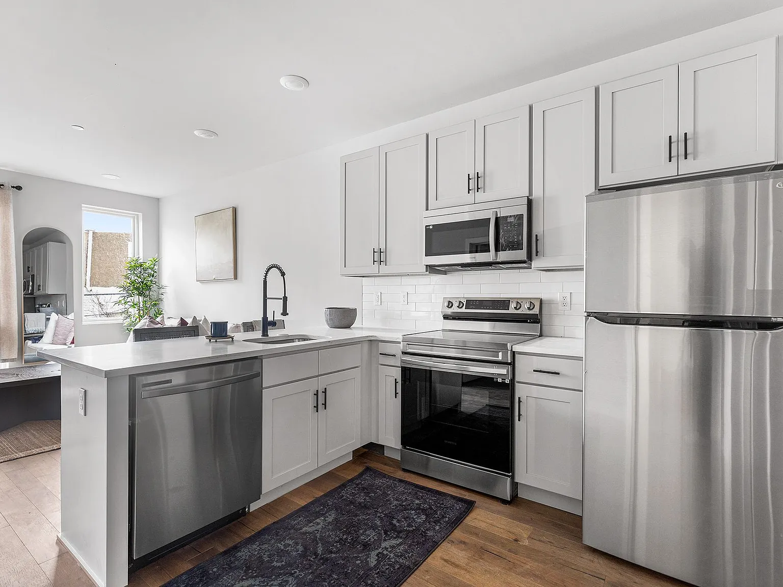 Urban Living Redefined Stylish Apartments Near Everything You Need — Photo 3