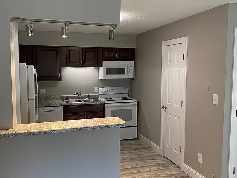 Spring Valley Apartments — Photo 4
