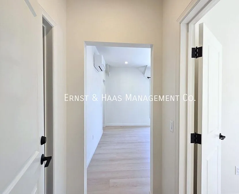 Charming Remodeled Studio Near Downtown Long Beach! *Move-In Special* — Photo 2