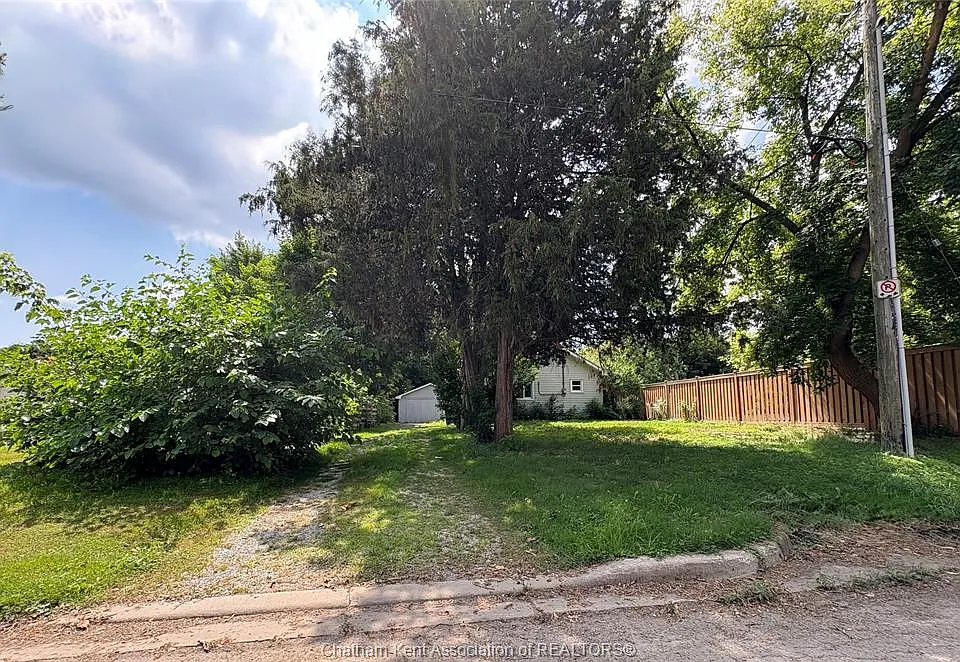 8 Siskind Ct