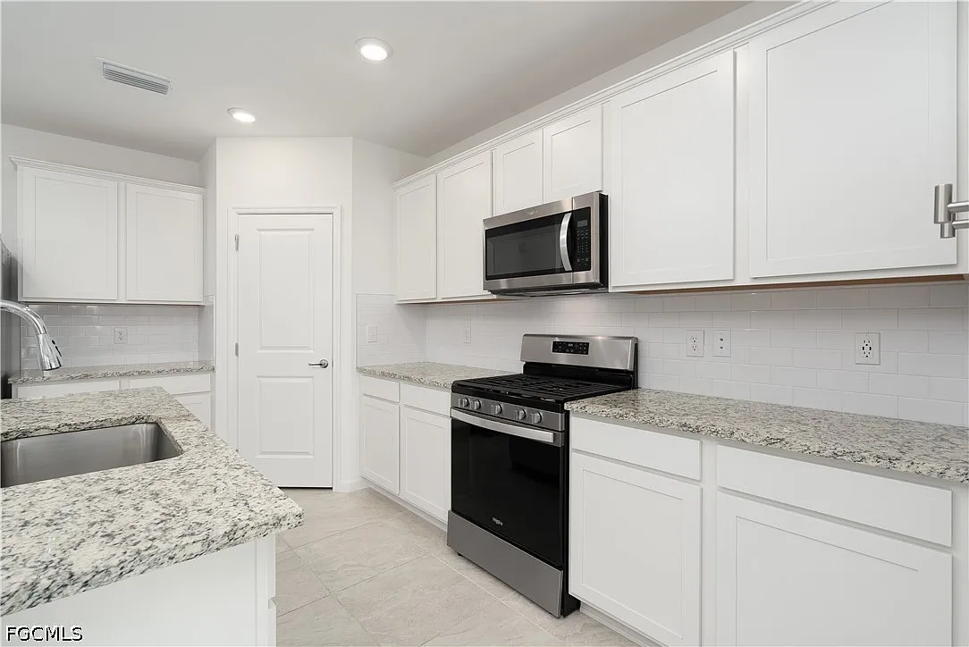 Building Photo - 42380 Cascade Dr
